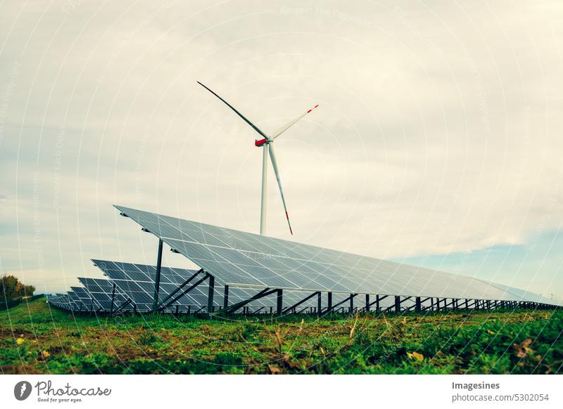 Agrophotovoltaik und Windkraft.  Solarkraftwerk im Feld. Photovoltaik, alternative Stromquelle. Konzept nachhaltiger Ressourcen Sonnenstrom Acker Nutzung Fläche