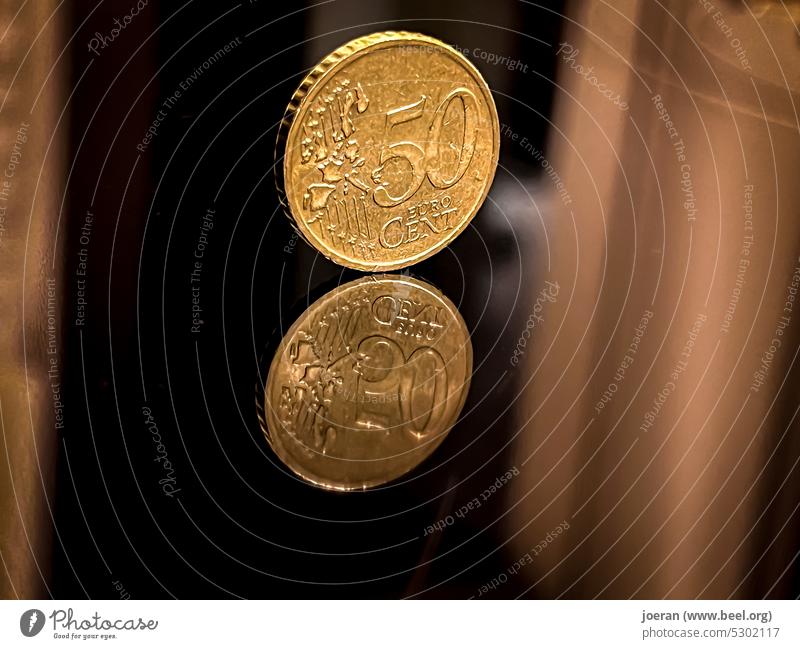 50 Cent Stück auf Spiegelfläche 50 cent 50 Cents Euro Geld Rabatt Bargeld Geldmünzen Münzen Eurocent Eurocentstücke