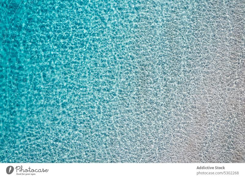 Texturierter Hintergrund mit transparentem, plätscherndem Meer MEER Wasser Rippeln Sand Oberfläche türkis abstrakt Sauberkeit Spanien blau Ufer Menorca