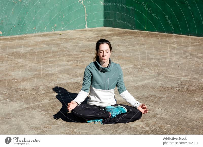 Ruhige Frau im Lotussitz Yoga meditieren Lotus-Pose Achtsamkeit Zen padmasana nachdenklich Mudra besinnlich Windstille üben Asana jung Konzentration Sprit