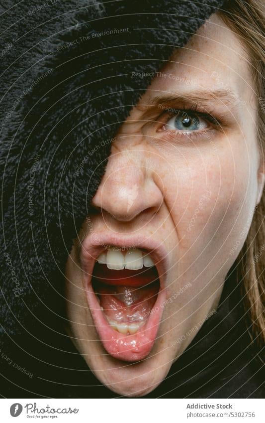 Wütende Frau schreit im Studio schreien Deckblatt wütend expressiv Porträt Gesicht machen verärgern verärgert Atelier jung Schrei Dame Schreien Sie Model