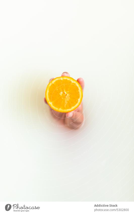 Weibliche Hand mit Orangenscheibe im Milchbad Frau zeigen Zitrusfrüchte orange Scheibe melken Bad frisch Frucht Hydrat verjüngen Vitamin Spa Gesundheit Kübel