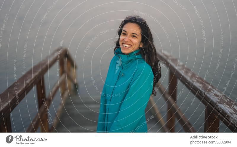 Positive Frau auf Holzsteg am Meer MEER Pier bewundern Reisender Urlaub Tourist Erholung sich[Akk] entspannen Windstille Ausflug reisen lässig Wasser Natur