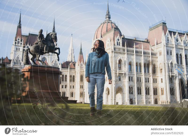 Glückliche Frau auf altem Stadtrasen stehend Gebäude Rasen Kathedrale Sightseeing Architektur heiter Reise reisen Stil Budapest Ungarn Struktur lässig