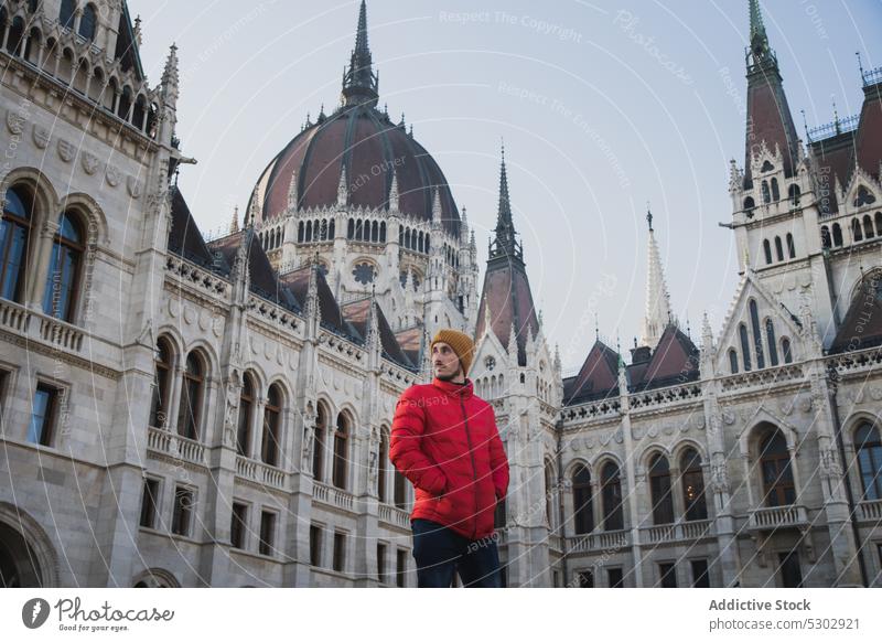 Junger Mann vor einem klassischen Gebäude Tourismus historisch Architektur ungarisches parlamentsgebäude Tourist Straße selbstbewusst jung männlich Urlaub