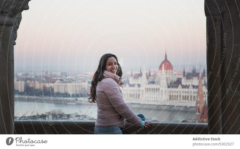 Glückliche Frau auf gewölbter Brücke stehend Straße Stadtbild Großstadt heiter Gebäude Architektur klassisch Lächeln Budapest Ungarn urban Stil jung positiv