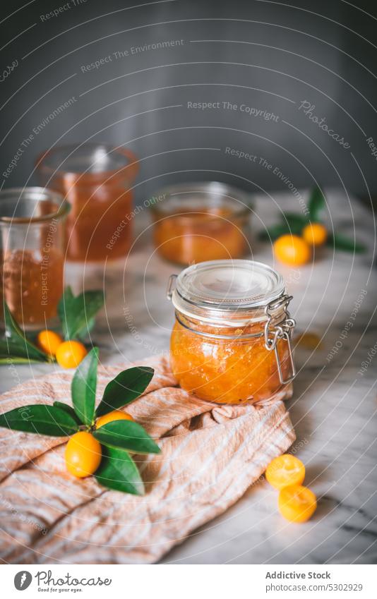 Gläser mit Kumquat-Marmelade und Früchten Feige Glas frisch Gesundheit Tisch Vitamin natürlich Zitrusfrüchte Ernährung Bestandteil Diät Lebensmittel lecker