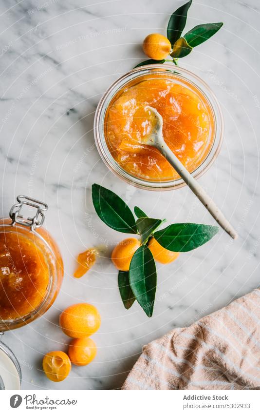 Gläser mit Kumquat-Marmelade und Früchten Feige Glas frisch Gesundheit Tisch Löffel Vitamin natürlich Zitrusfrüchte Ernährung Bestandteil Diät Lebensmittel