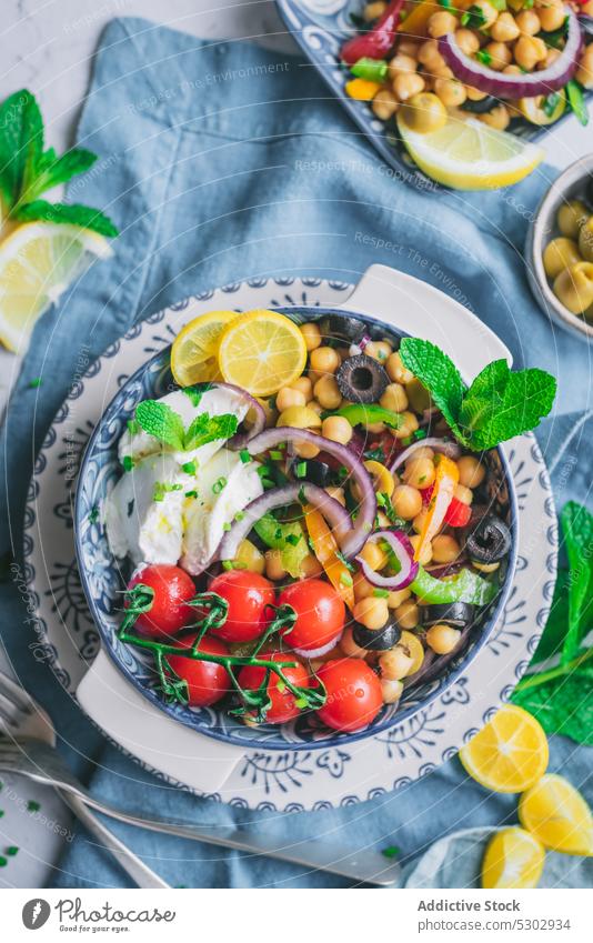 Gesunder Salat mit Tomaten und Zitronenscheiben Salatbeilage Kichererbsen Kraut Gemüse Gesundheit lecker frisch Teller Diät geschmackvoll organisch Speise