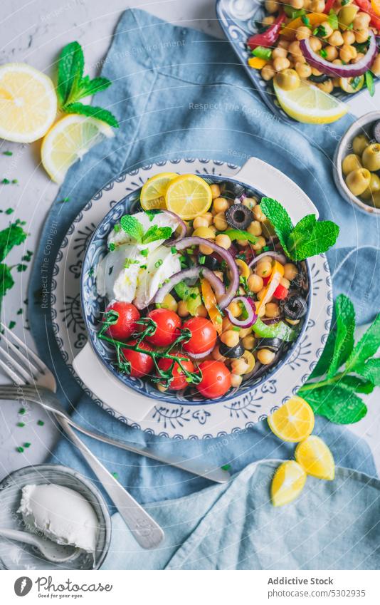 Gesunder Salat mit Tomaten und Zitronenscheiben Salatbeilage Kichererbsen Kraut Gemüse Gesundheit lecker frisch Teller Diät geschmackvoll organisch Speise