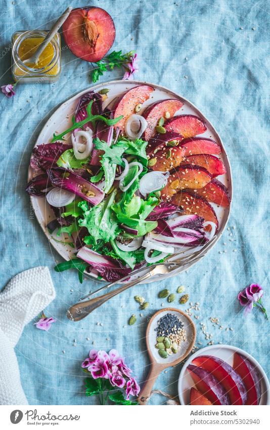 Leckerer Salat mit Gemüse gegrillte Pflaume Endivien Salatbeilage sortiert Gesundheit Gewürz lecker Teller geschmackvoll Mahlzeit Bestandteil Tisch frisch