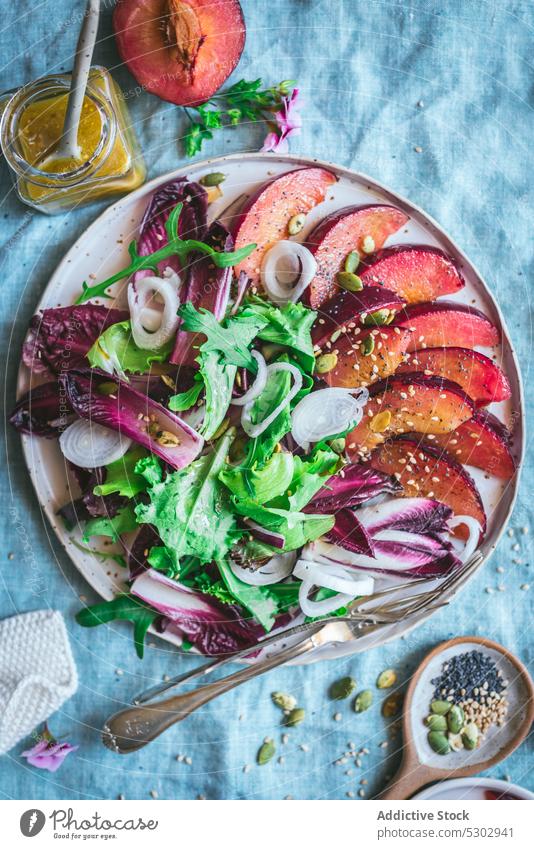 Leckerer Salat mit Gemüse gegrillte Pflaume Endivien Salatbeilage sortiert Gesundheit Gewürz lecker Teller geschmackvoll Mahlzeit Bestandteil Tisch frisch