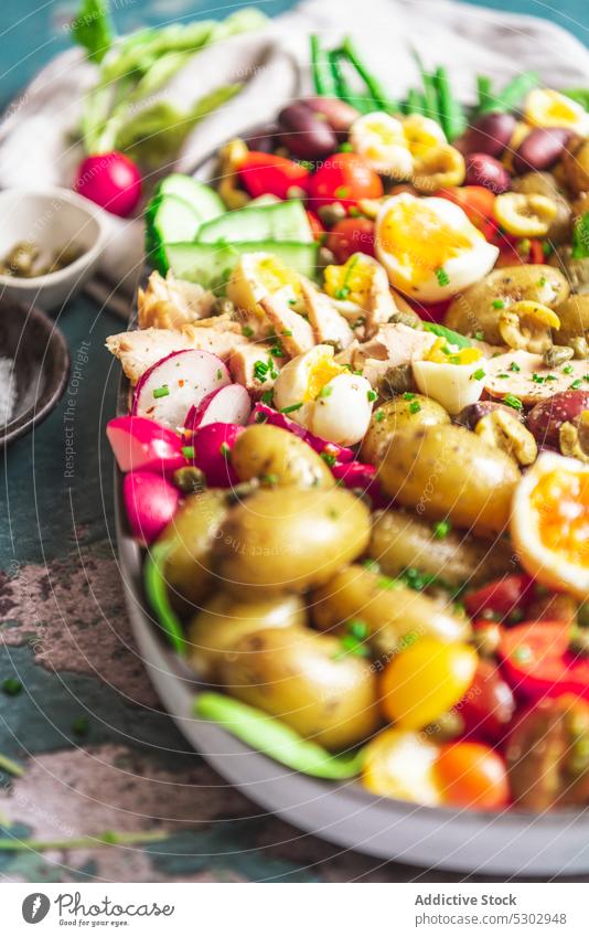 Gemüse- und Kräutersortiment auf dem Tisch Tablett frisch lecker Lebensmittel Ernährung natürlich sortiert gesunde Ernährung Gesundheit organisch Vitamin roh
