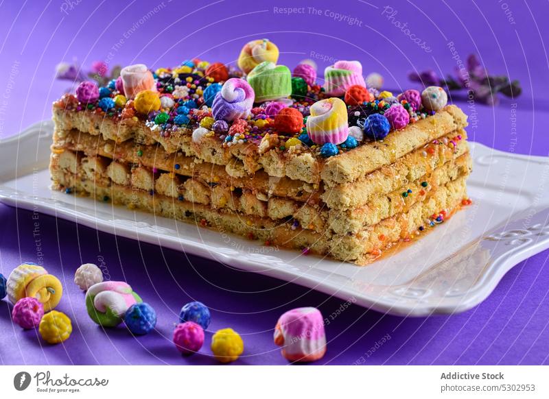 Leckere Torte mit bunter, lockiger Sahneglasur Nougat Peruaner Kuchen selbstgemacht Dessert Zuckerguß gebacken Gebäck Dekoration & Verzierung farbenfroh lecker