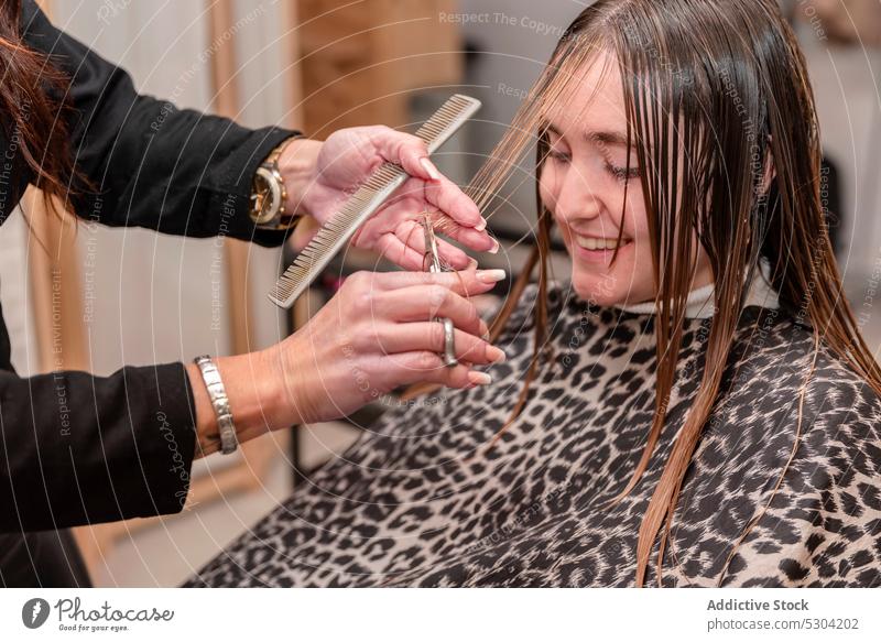 Friseurin schneidet die Haare eines Kunden im Friseursalon Frauen geschnitten Klient Haarschnitt Salon Behaarung Schere Pflege Werkzeug professionell Kamm