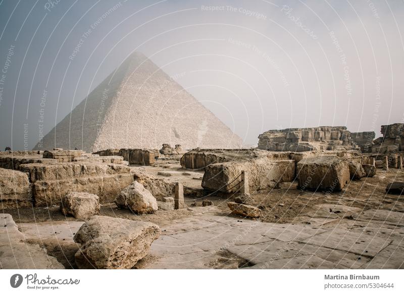 Blick auf die Menkaure-Pyramide von der Khafre-Pyramide aus, Ägypten cheops gizeh Pyramiden menkaure khafre Landschaft reisen wüst Kultur Stein Kairo Grabmal