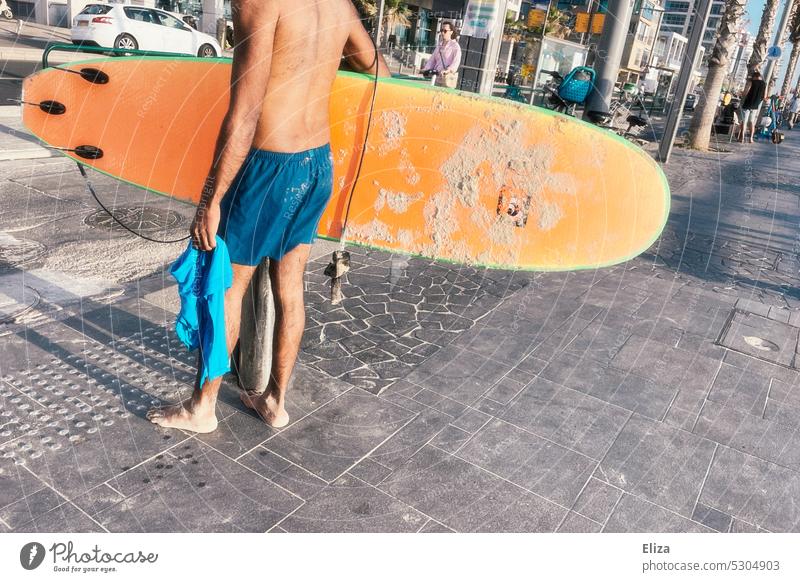 Mann in Badehose trägt ein orangefarbenes Surfbrett Surfer tragen Sommer Urlaub Schlauch urban Straße Sport Strand Surfen Lifestyle Surfers Paradise Wassersport