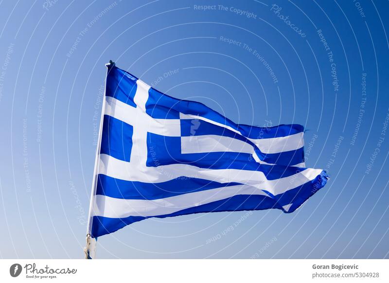 Die griechische Flagge weht unter blauem Himmel Fahne Griechenland weiß national Europa Hintergrund Wind Land Symbol Textur Europäer durchkreuzen winkend