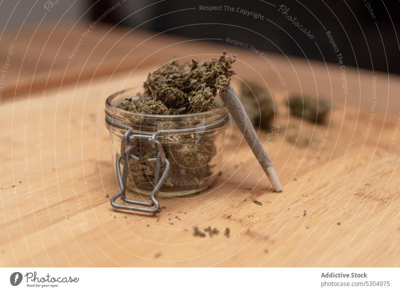 Cannabis-Joint auf Glasgefäß platziert Marihuana Unkraut Gelenk ganja natürlich getrocknet Pflanze Kraut Betäubungsmittel Cannabinoid Hanf legalisieren stumpf