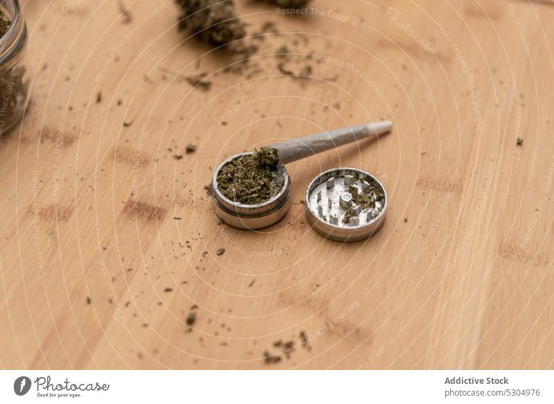 Cannabis-Joint auf Metallschleifer gelegt Marihuana Unkraut Gelenk Schleifmaschine ganja natürlich getrocknet Pflanze Kraut Betäubungsmittel Cannabinoid Hanf