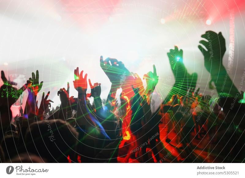 Menschen auf der Tanzfläche Menge Nachtclub Tanzen Illumination Spaß jung Licht Nachtleben Party Musik Veranstaltung Stadtfest Konzert Feier Leistung