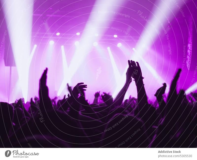 Hände von Menschen in der Musiksendung Menge angehoben Konzert violett Licht Illumination Party Publikum Stadtfest Nachtleben Veranstaltung Entertainment