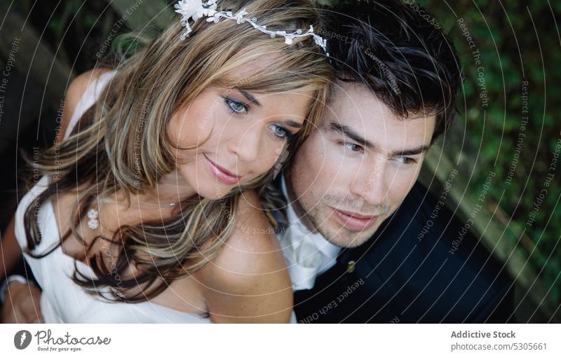 Braut und Bräutigam stehen auf Holzstufen Paar Hochzeit Freitreppe Landschaft Lächeln striegeln Liebe umarmend romantisch elegant Stehen Kleid Anzug Mann Frau