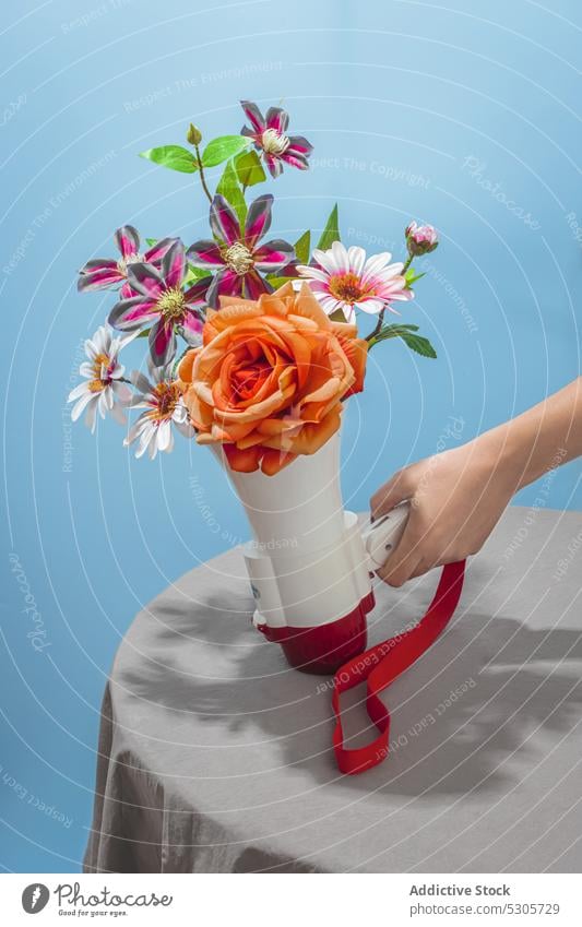 Frau mit Blumenstrauß im Megaphon Stimme Redner Haufen Blütezeit farbenfroh Tisch Lautsprecher Verstärker Hupkonzert inserieren Marketing Beförderung Anzeige