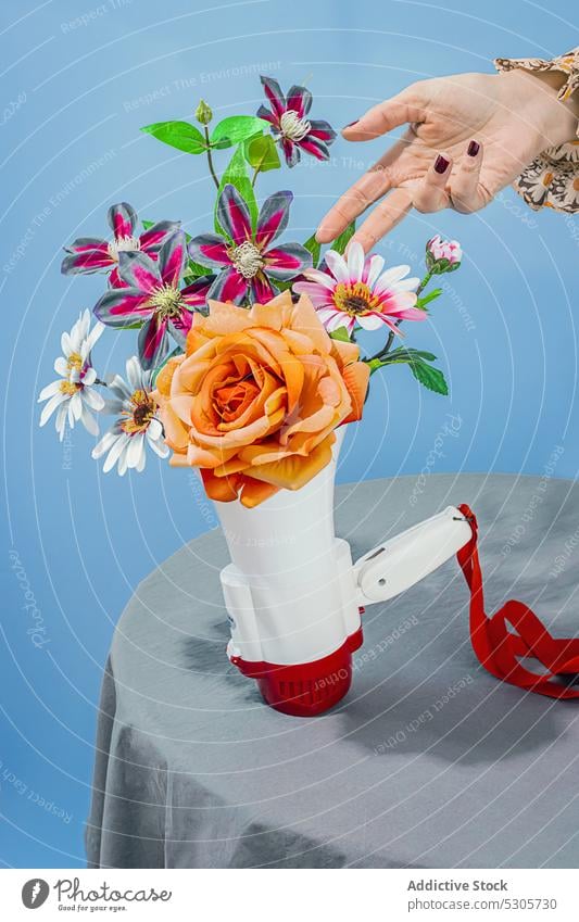 Frau mit Blumenstrauß im Megaphon Stimme Redner Haufen Blütezeit farbenfroh Tisch Lautsprecher Verstärker Hupkonzert inserieren Marketing Beförderung Anzeige