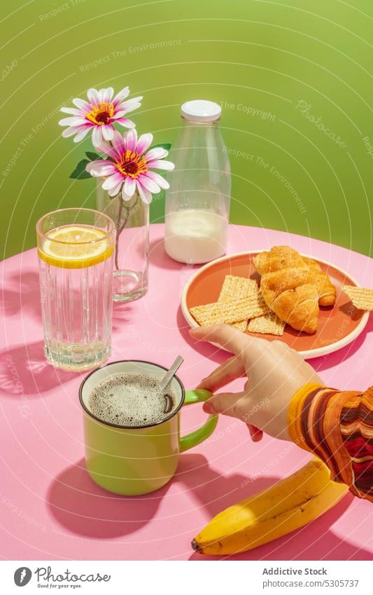 Kropfträger, der eine Tasse Kaffee trinkt Person Frühstück Croissant Getränk Morgen Blume melken Banane lecker Sahne frisch geschmackvoll trinken Vase süß Tisch
