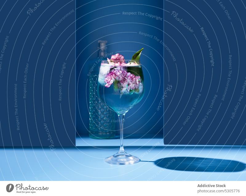 Flasche und Glas Cocktail mit Blumen frisch Minze trinken Blatt Alkohol durchsichtig Zusammensetzung Getränk Blütezeit liquide Aroma farbenfroh Oberfläche