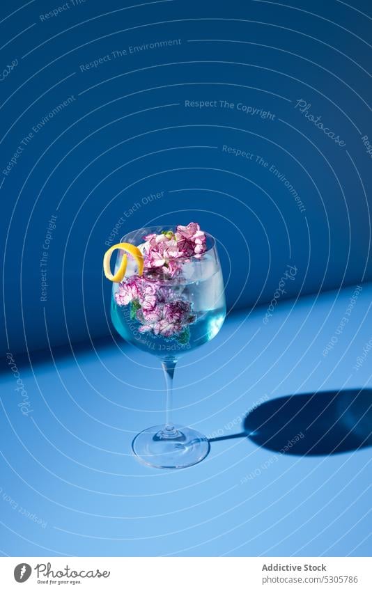 Glas mit Cocktail und Blumen frisch Minze trinken Blatt Alkohol durchsichtig Zusammensetzung Getränk Erfrischung hell Blütezeit liquide Aroma natürlich
