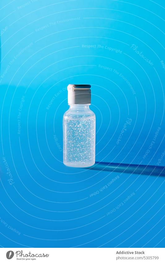 Transparente Flasche mit Gesichtsgel auf blauem Hintergrund Gel Container Schaumblase Kosmetik Produkt durchsichtig Kunststoff Hygiene Sauberkeit übersichtlich
