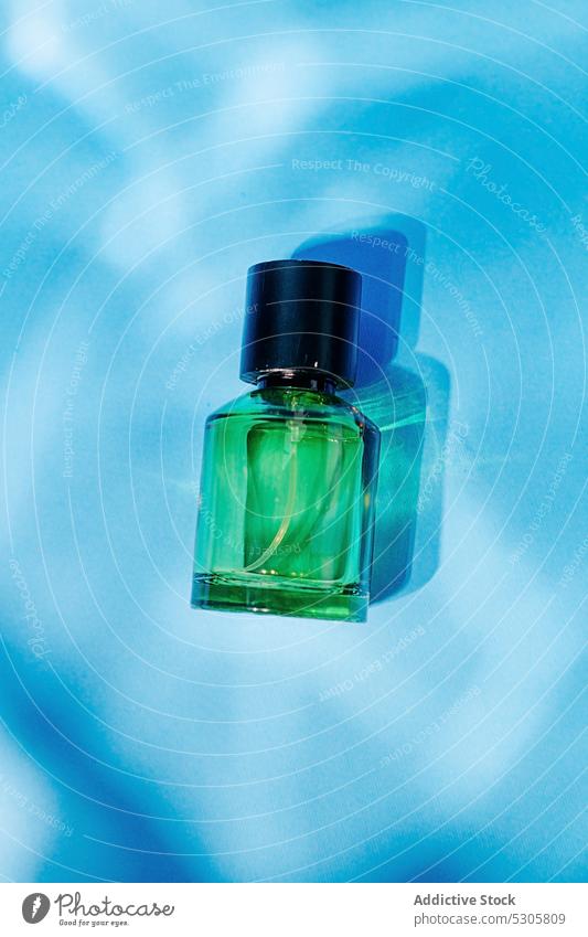 Transparente grüne leere Flasche auf blauem Hintergrund Container Glas Kosmetik Produkt durchsichtig Hygiene Sauberkeit übersichtlich durchscheinend rein