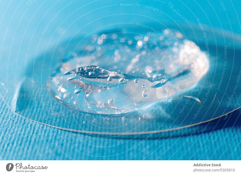 Transparentes Gesichtsgel auf Glasoberfläche Gel Kristalle durchsichtig Produkt übersichtlich Sauberkeit hell durchscheinend liquide rund rein Form Hautpflege