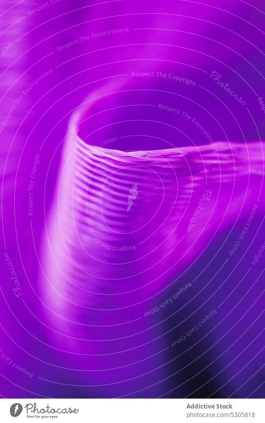 Violettes Netz vor unscharfem Hintergrund Textur ineinander greifen farbenfroh purpur Golfloch abstrakt Farbe kreativ hell Material violett Oberfläche