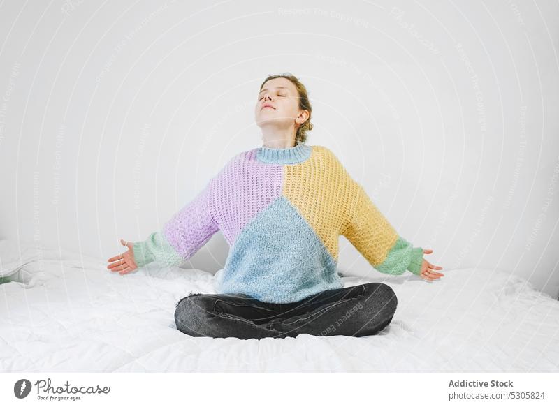 Ruhige Frau meditiert auf dem Bett meditieren Lotus-Pose Yoga Zen heimwärts üben Achtsamkeit Windstille Augen geschlossen sich[Akk] entspannen friedlich