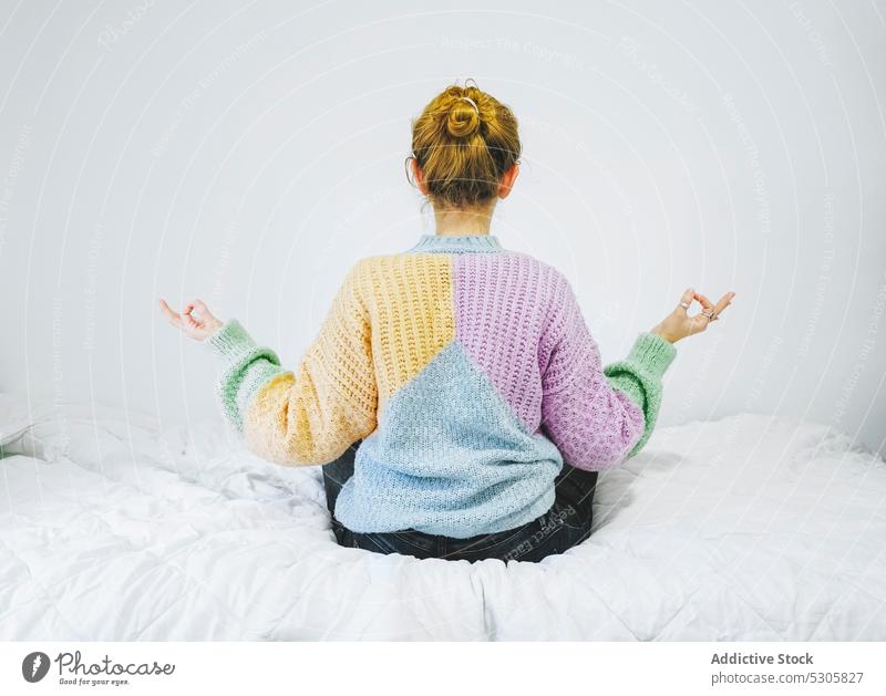 Unbekannte Frau mit Mudra-Händen auf bequemem Bett meditieren Windstille Yoga Zen Lotus-Pose sich[Akk] entspannen Komfort gyan mudra Pullover Schlafzimmer