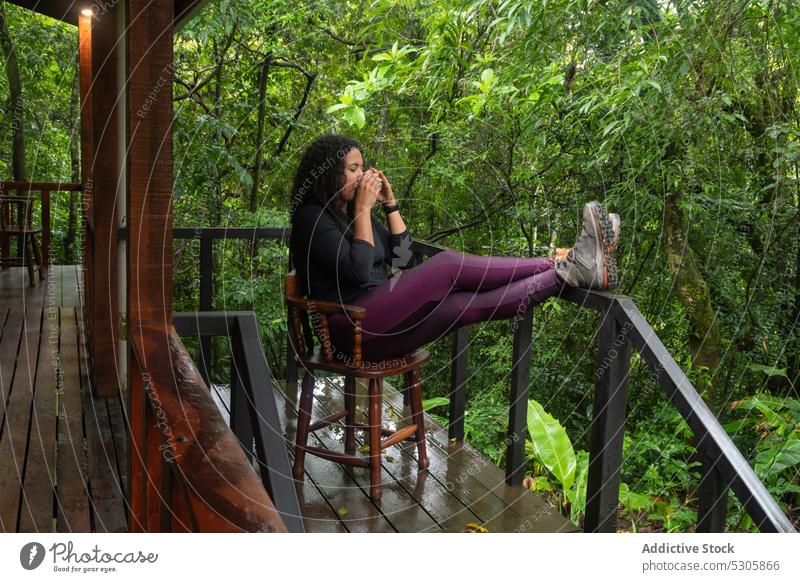 Entspannte Frau trinkt heißes Getränk im tropischen Wald trinken Stuhl Urlaub Windstille Natur sich[Akk] entspannen genießen Kaffee hölzern ruhen Costa Rica
