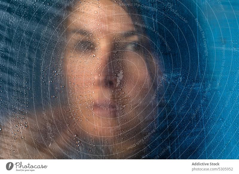 Frau hinter Plastikfolie stehend Zellophan Kunststoff Filmmaterial Polyethylen Umwelt Porträt hilflos sparen Öko in die Kamera schauen behüten Konzept weltweit
