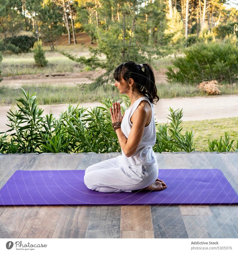 Ruhige Frau meditiert in Yogastellung vor Pflanzen Namaste meditieren Windstille üben Natur Held virasana Zen Achtsamkeit Asana Sprit Wellness pinamar
