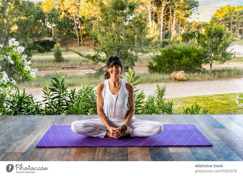 Ruhige Frau meditiert in Yogastellung vor Pflanzen Namaste meditieren Windstille üben Natur virasana Zen Achtsamkeit Asana Sprit Wellness pinamar Buenos Aires