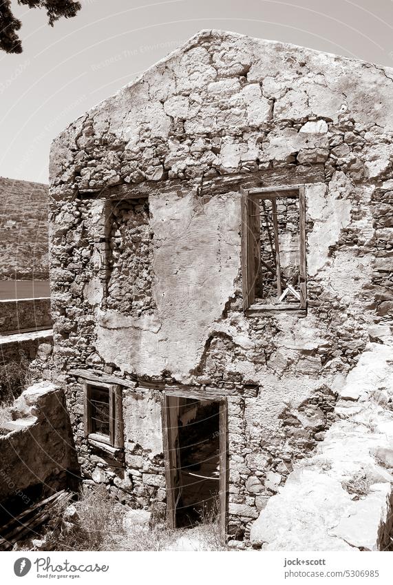 Ruine bewahren für kommende Zeiten Vergänglichkeit Fassade Erhaltung vergangen Monochrom verfallen Strebepfeiler Endzeitstimmung Zahn der Zeit