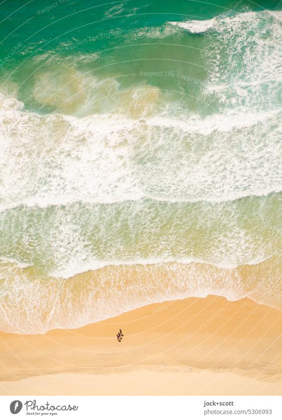 gemeinsam am Pazifikstrand und die Wellen branden Brandung Meer Strand Mensch Zusammensein Vogelperspektive Hintergrundbild Klima Australien Gold Coast