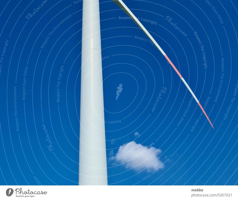 Windkraft und Wölkchen teilen sich den blauen Himmel Windpark Windrad Energiekrise Elektrizität alternativ Energie sparen Ökostrom Strom regenerativ Klimawandel
