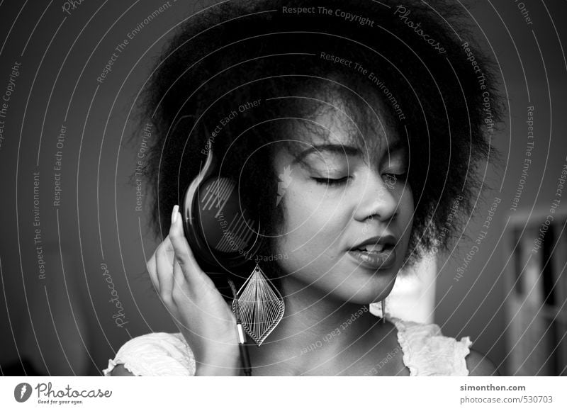 Music! Lifestyle schön Haare & Frisuren harmonisch Wohnung Musik MP3-Player Unterhaltungselektronik feminin 1 Mensch Musik hören Medien Radio Afro-Look