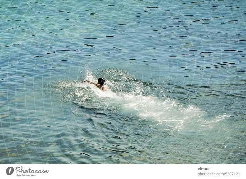 Im blauen Meer davon schwimmende Person Wasser kraulen plantschen Bewegung Abkühlung Sommerspaß Blog Schwimmen & Baden baden Ferien & Urlaub & Reisen Wellen