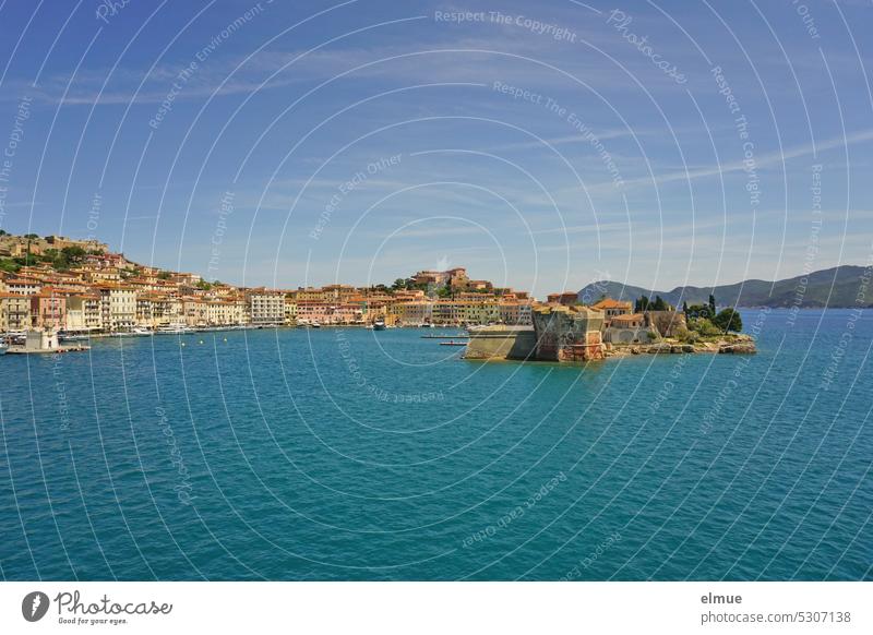Blick auf Portoferraio auf Elba vom Meer aus Hauptstadt Insel Architektur Italien Provinz Livorno Toskana Mittelmeer Thyrrenisches Meer Wasser