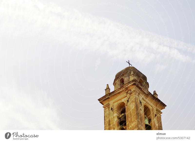 Glockenturm mit Glocken und Kreuz im italienischen Stil / Marciana Alta - Elba Glockenläuten Glaube Pfingsten Andacht Glockenklang religiös gläubig Blog