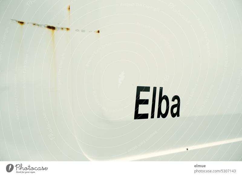 Elba steht in Druckschrift auf einer Metallwand Werbung Mittelmeerinsel Italien Blog Ferien & Urlaub & Reisen Urlaubsträume Insel Tourismus Reiseziel Europa